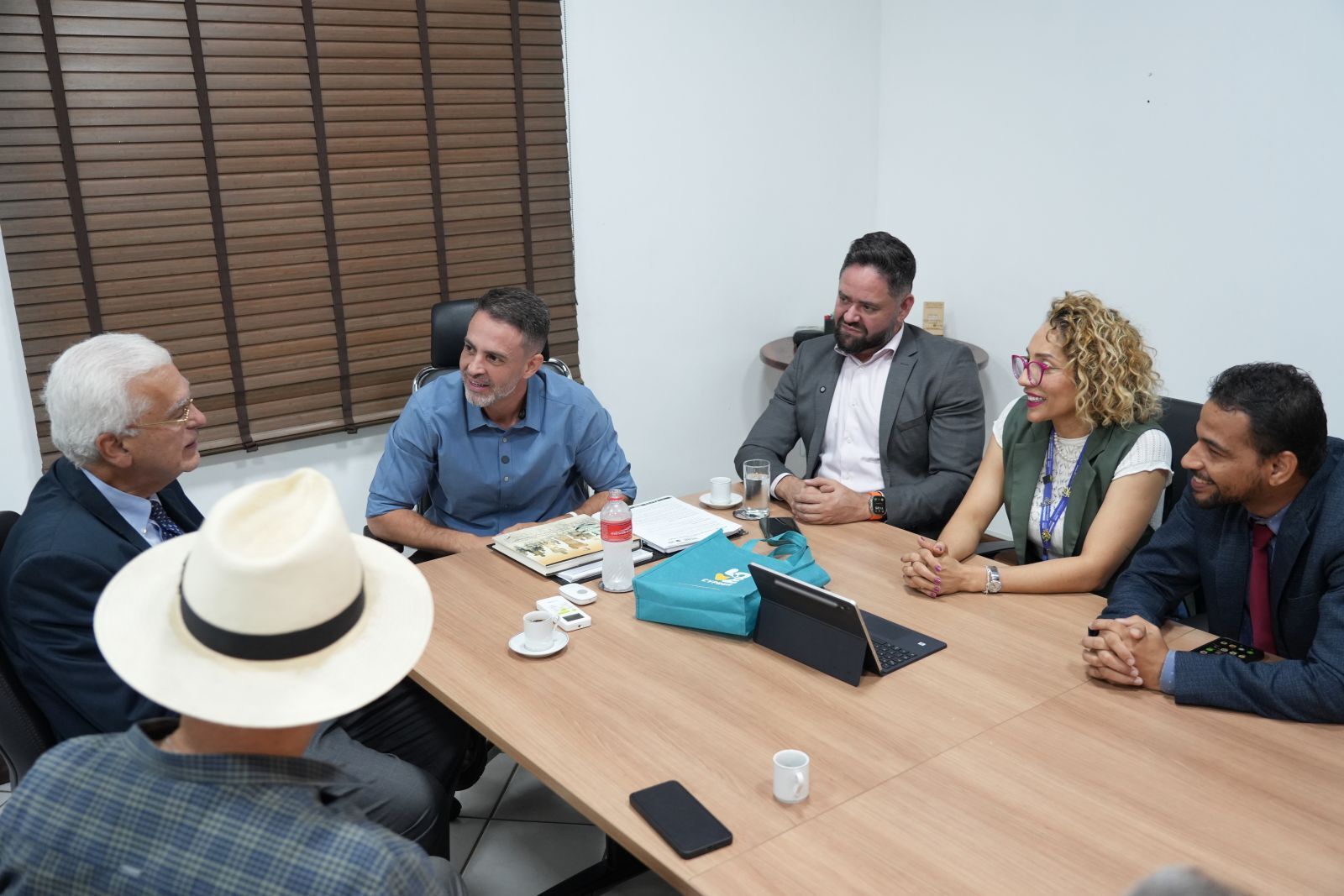 Prefeito Léo Moraes se reúne com embaixador do Chipre em encontro diplomático